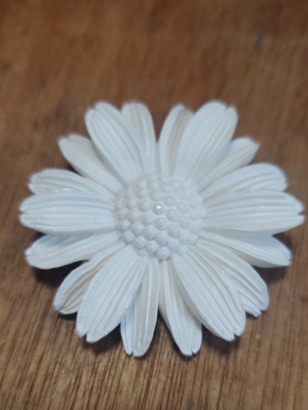 White Celluloid Daisy Accent Pin Brooch D
